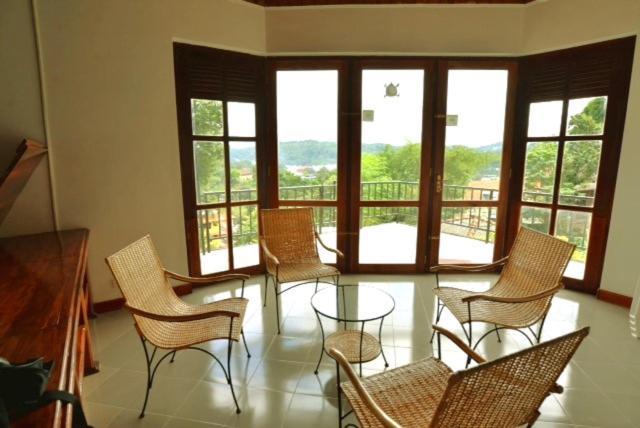 מלון קנדי Pearl House מראה חיצוני תמונה